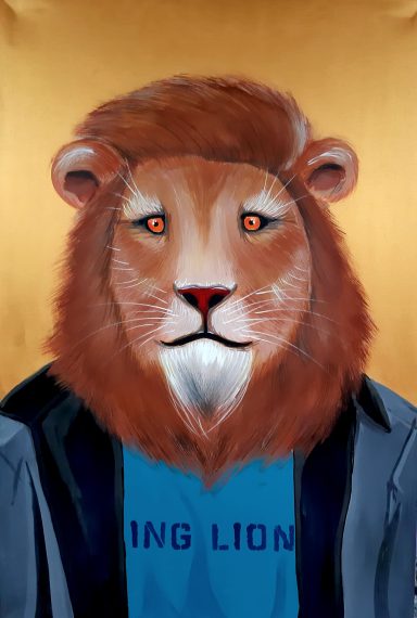 Löwe bekleidet mit Blauem T-Shirt und Jacke