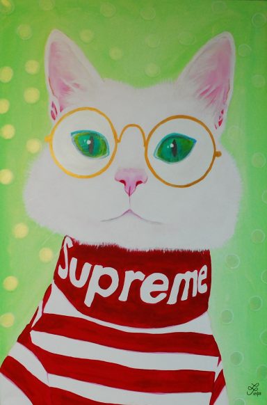 Katze mit Brille, grünen Augen und Rollkragenpullover mit rot weißen Streifen
