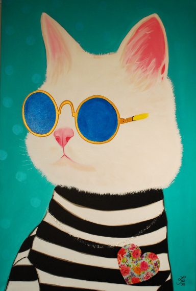 Katze  mit Rollkragenpullover und Herzapplikation, mit Sonnenbrille
